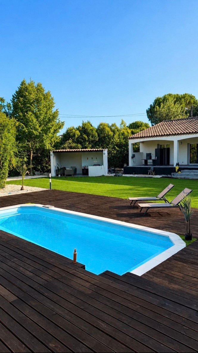Jardin et piscine de jour