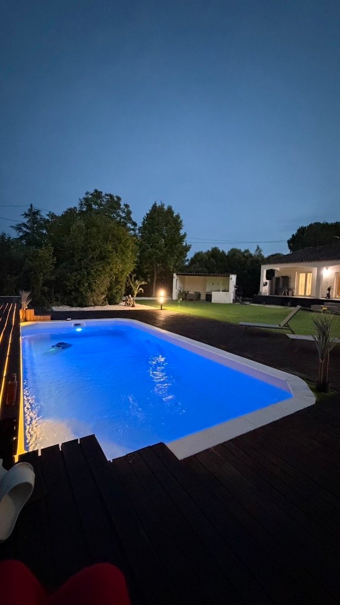 Jardin et piscine de nuit